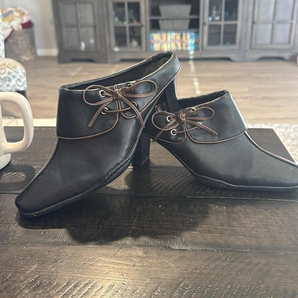 Brown leather with brown leather tie and piping never worn